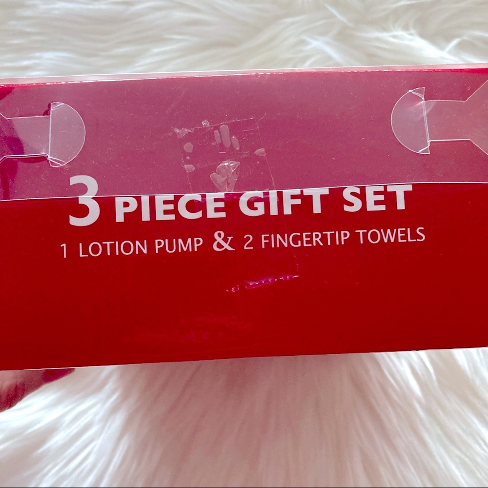 🆕 Avanti Llama Box Set of 2 pc. Fingertip Towels & 1 pc. Lotion/Soap Dispenser - Picture 2 of 5